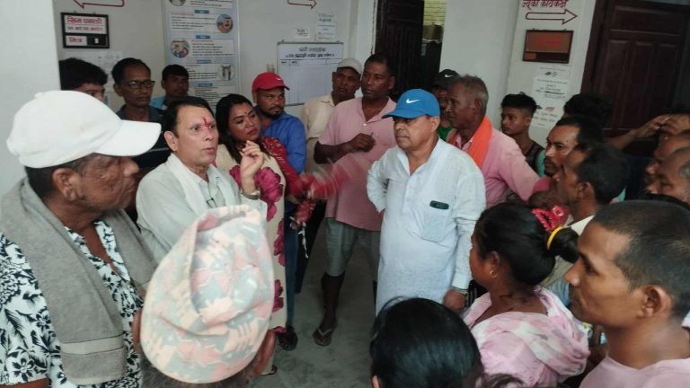 भजनी नगरपालिका मा मेयर ,उप मेयर किसानको घेराबन्दीमा ।जबाफदिन हम्मेहम्मे । किसानले मल नपाए पछि गरे आन्दोलन ।
